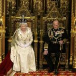 La reina Isabel II se salta el protocolo