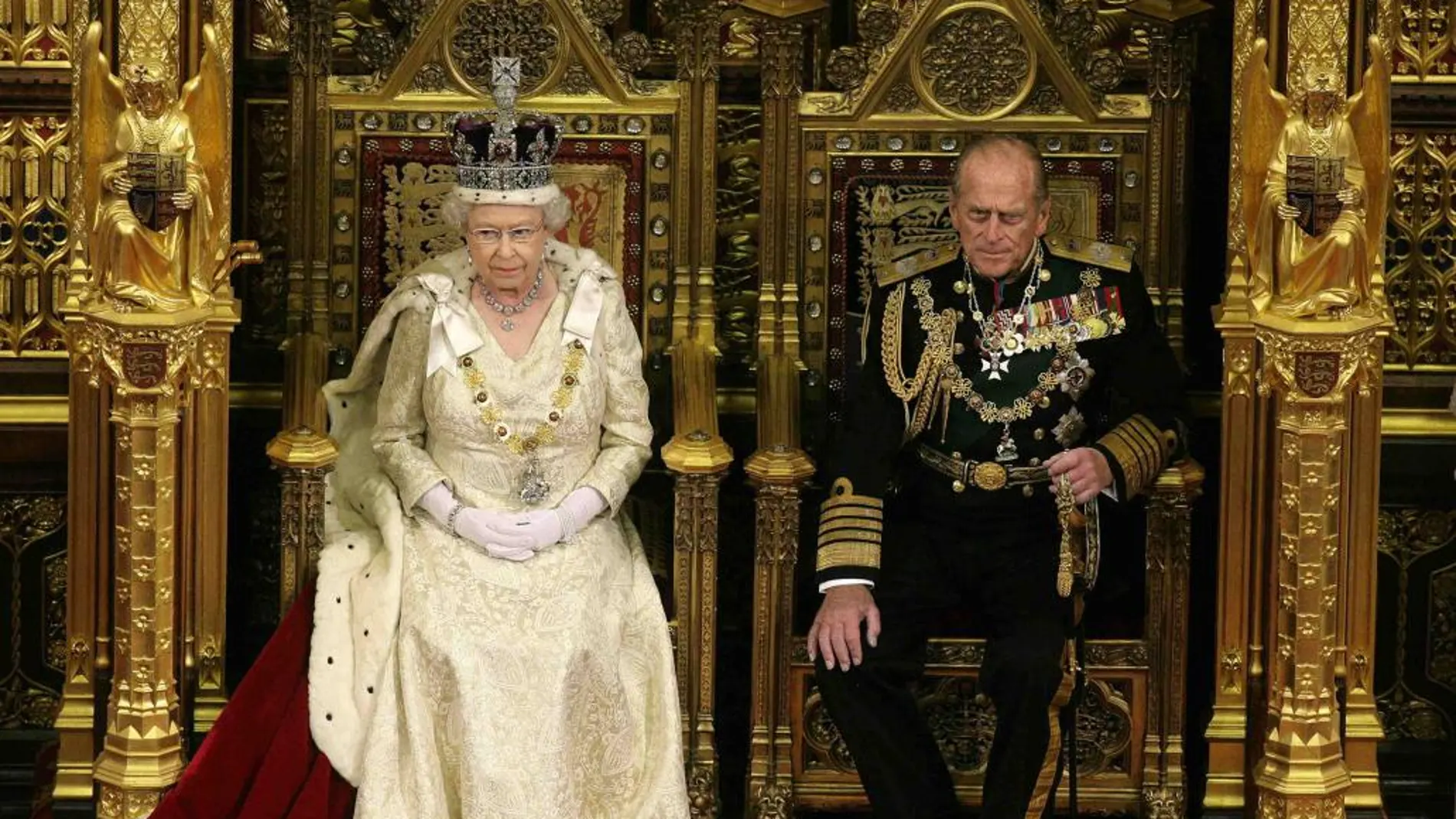 La reina Isabel II se salta el protocolo