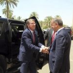 El ministro de Defensa iraquí, Khalid al-Obaidi (d) da la bienvenida al secretario de Defensa estadounidense, Ashton Carter, en la sede del Ministerio de Defensa en Bagdad, Irak, ayer