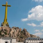 La imponente Cruz del Valle de los Caídos, desde la Abadía de Cuelgamuros