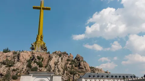 La imponente Cruz del Valle de los Caídos, desde la Abadía de Cuelgamuros