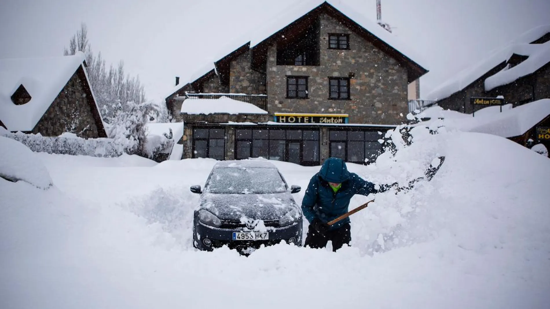 Nieve en Benasque, en el Pirineo oscense. EFE/Javier Broto