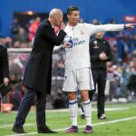Zidane da instrucciones a Ronaldo en el partido en el Vicente Calderón