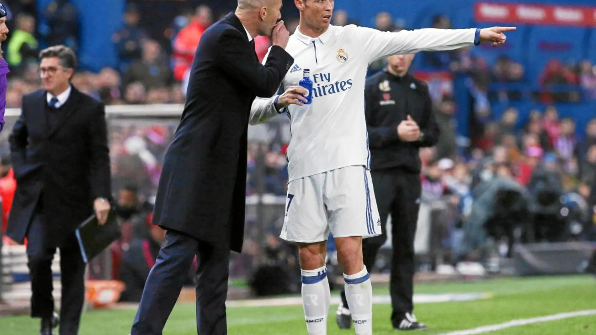 Zidane da instrucciones a Ronaldo en el partido en el Vicente Calderón