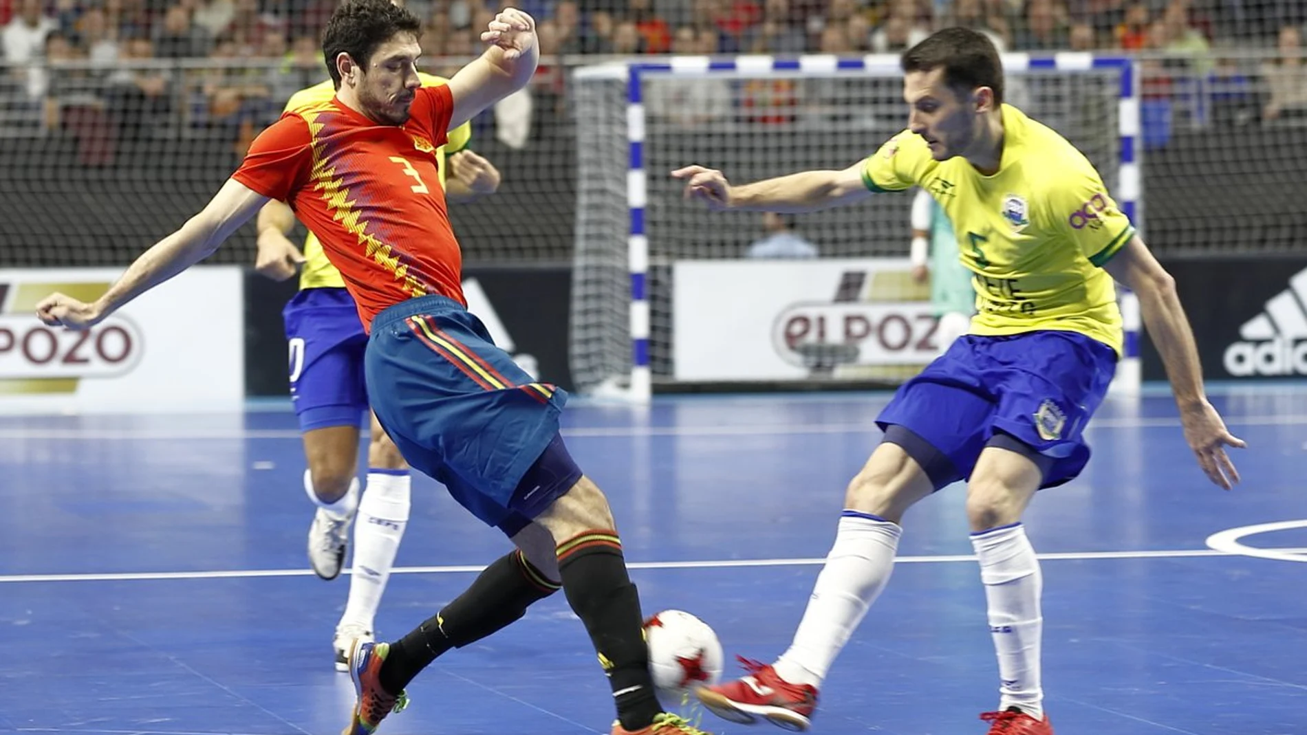 Disputa de balón durante el encuentro disputado en Madrid.