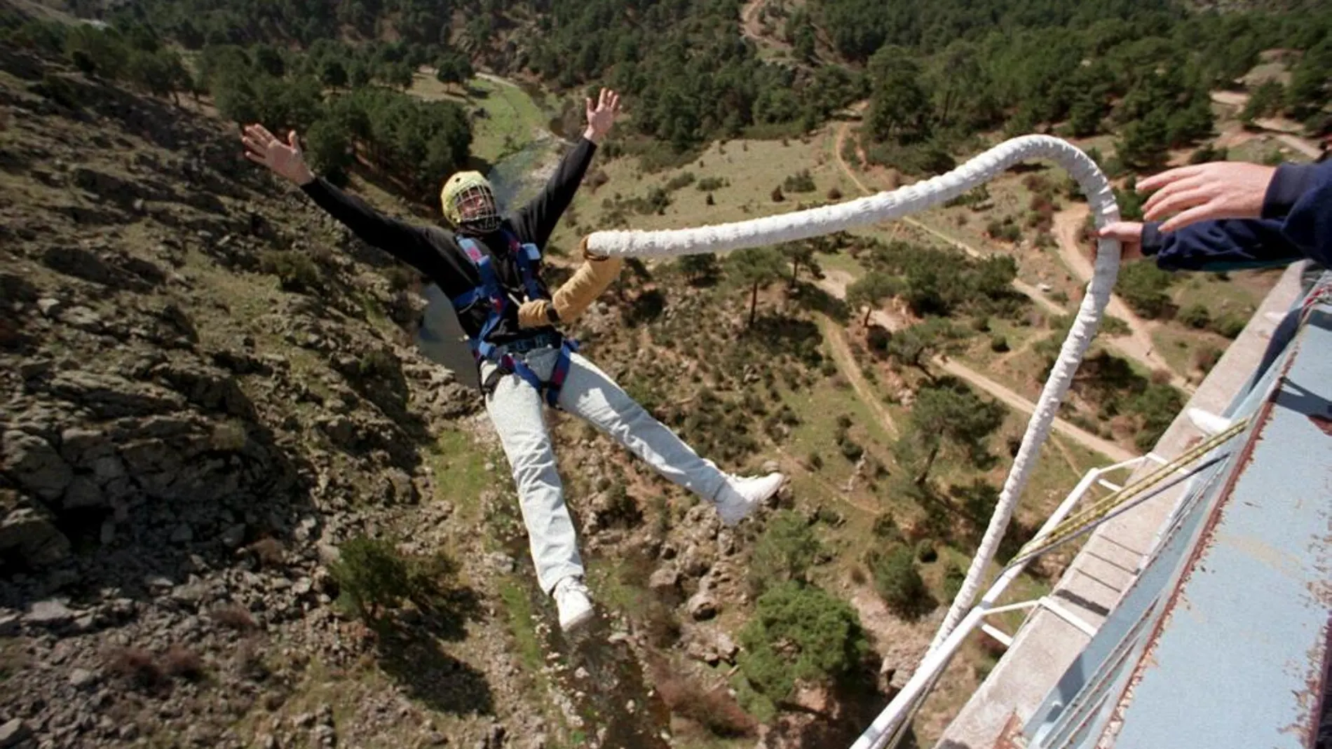 Los testigos alertaron a los bomberos de que un chico había caído al suelo mientras practicaba puenting