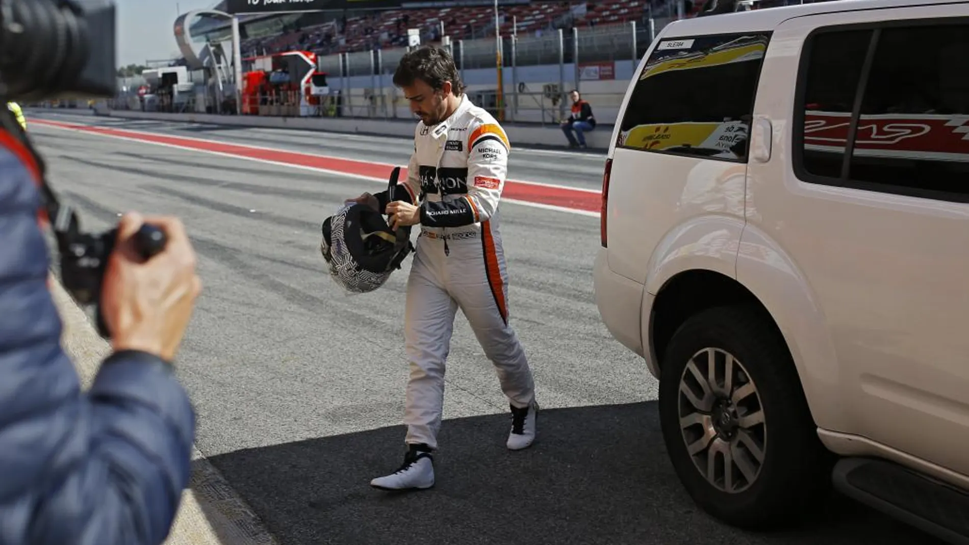 El piloto español de McLaren, Fernando Alonso, en los entrenamientos oficiales de pretemporada en el Circuito de Barcelona-Cataluña