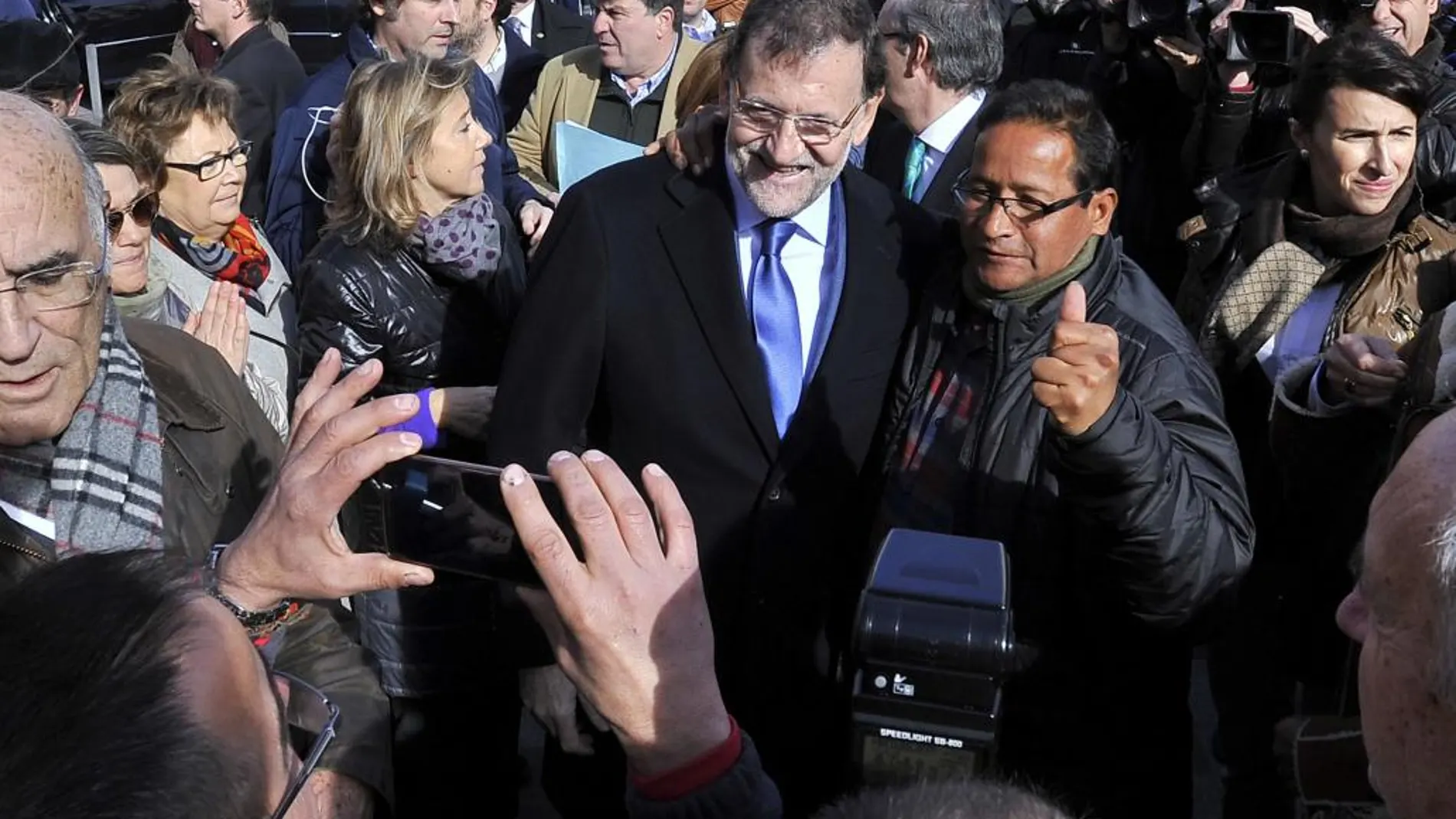 El jefe del Ejecutivo, Mariano Rajoy, se fotografía con un vecino castellanomanchego a su llega al colegio de la asociación Asprona de La Roda (Albacete)