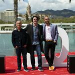 El director Iñaki Dorronsoro , posa junto a los actores Javier Gutiérrez y Alaín Hernández tras presentar su película "Plan de Fuga"