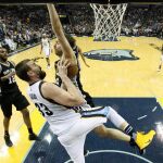 El jugador Pau Gasol (d) de San Antonio Spurs en acción ante Marc Gasol (c) de Memphis Grizzlies.
