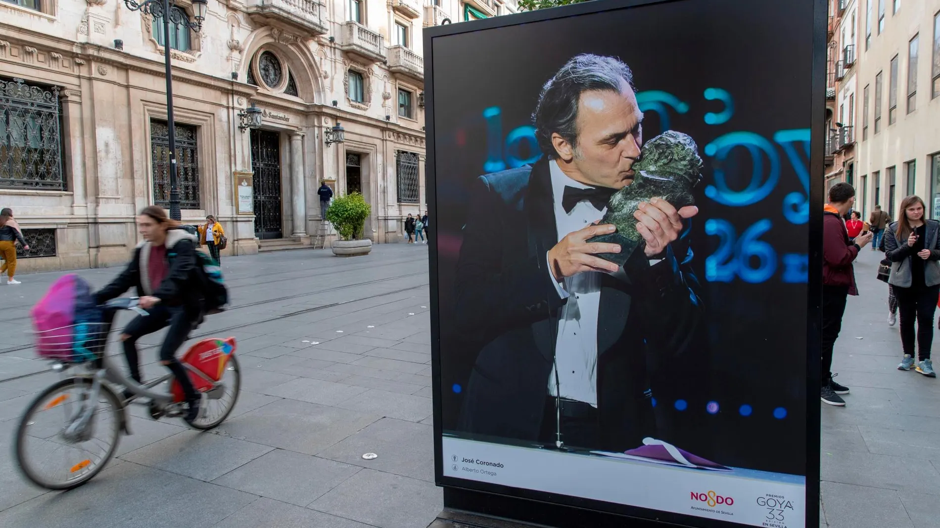 El actor José Coronado aparece en una fotografía en la avenida de la Constitución de Sevilla