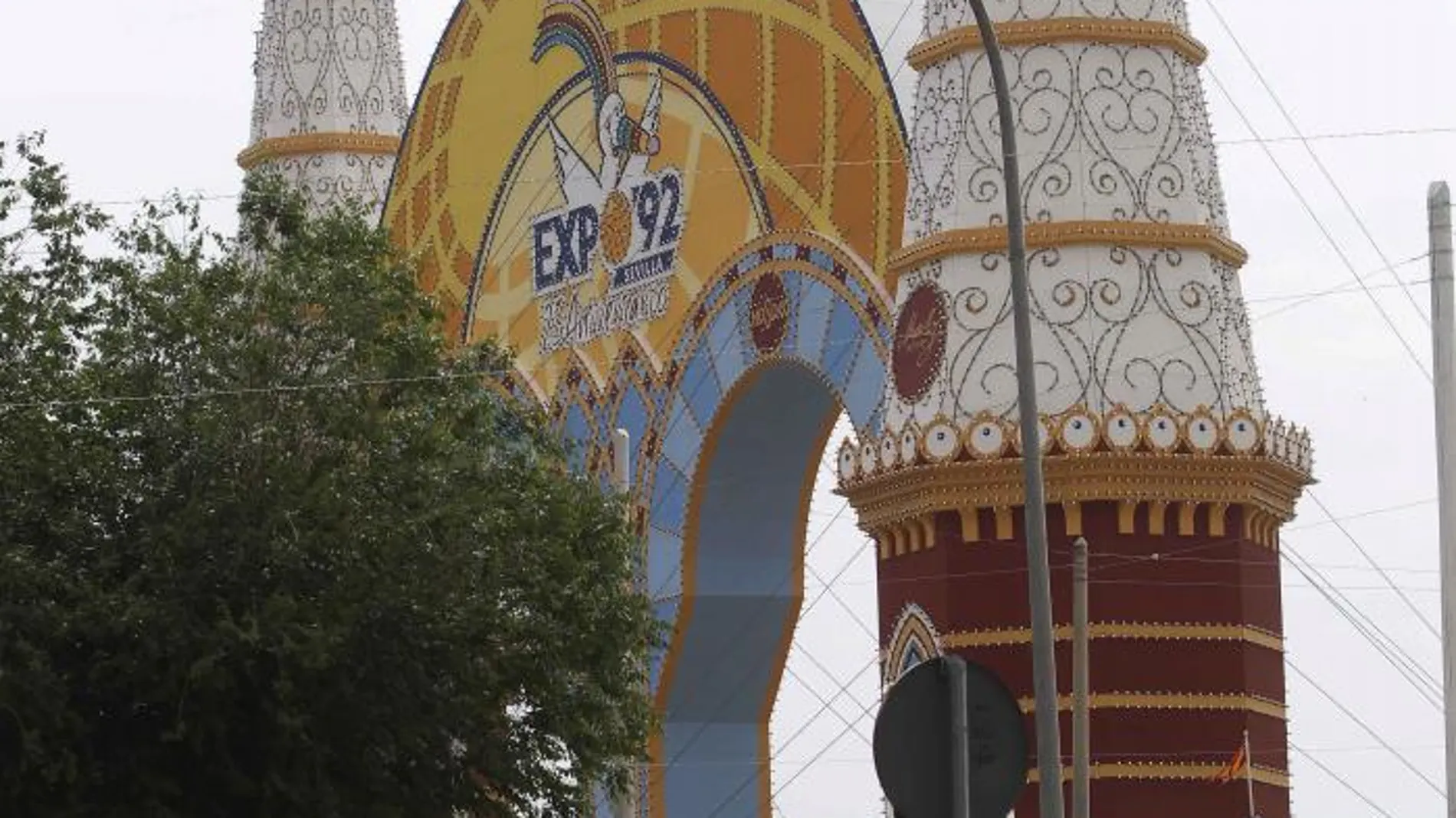 La portada de la Feria de Abril conmemora la celebración de la Expo’92 hace 25 años