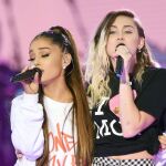 Ariana Grande y Miley Cyrus durante el concierto
