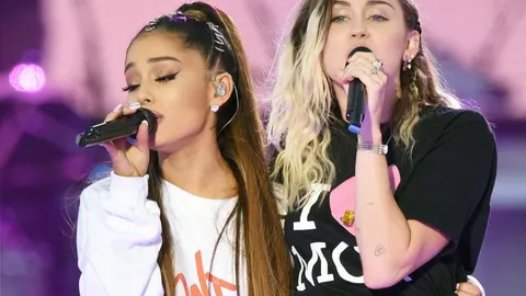 Ariana Grande y Miley Cyrus durante el concierto