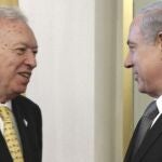 José Manuel García-Margallo saluda al primer ministro israelí, Benjamín Netanyahu, dentro de su visita a Israel.