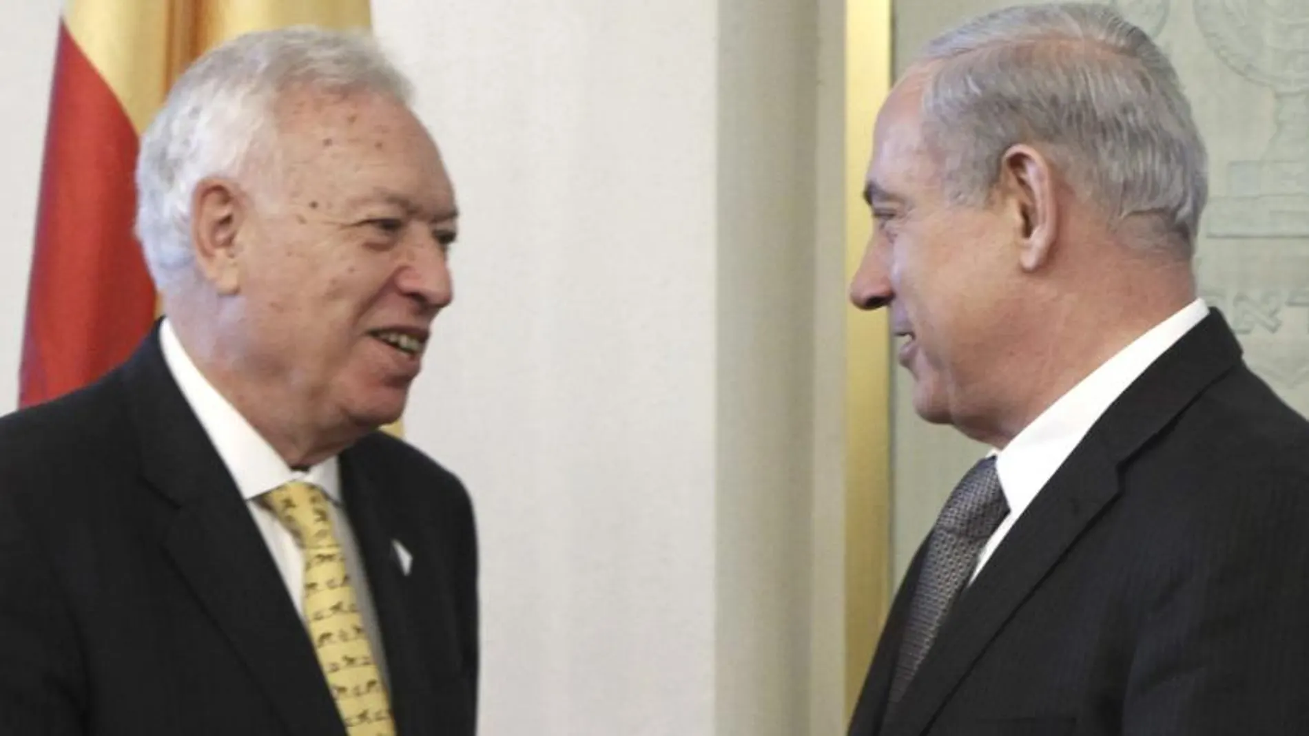 José Manuel García-Margallo saluda al primer ministro israelí, Benjamín Netanyahu, dentro de su visita a Israel.