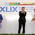 Giro de 180 grados. El presidente Mauricio Macri puso en marcha la nueva política exterior de Argentina durante la Cumbre de Mercosur. En la imagen, junto a las presidentas de Chile y Brasil