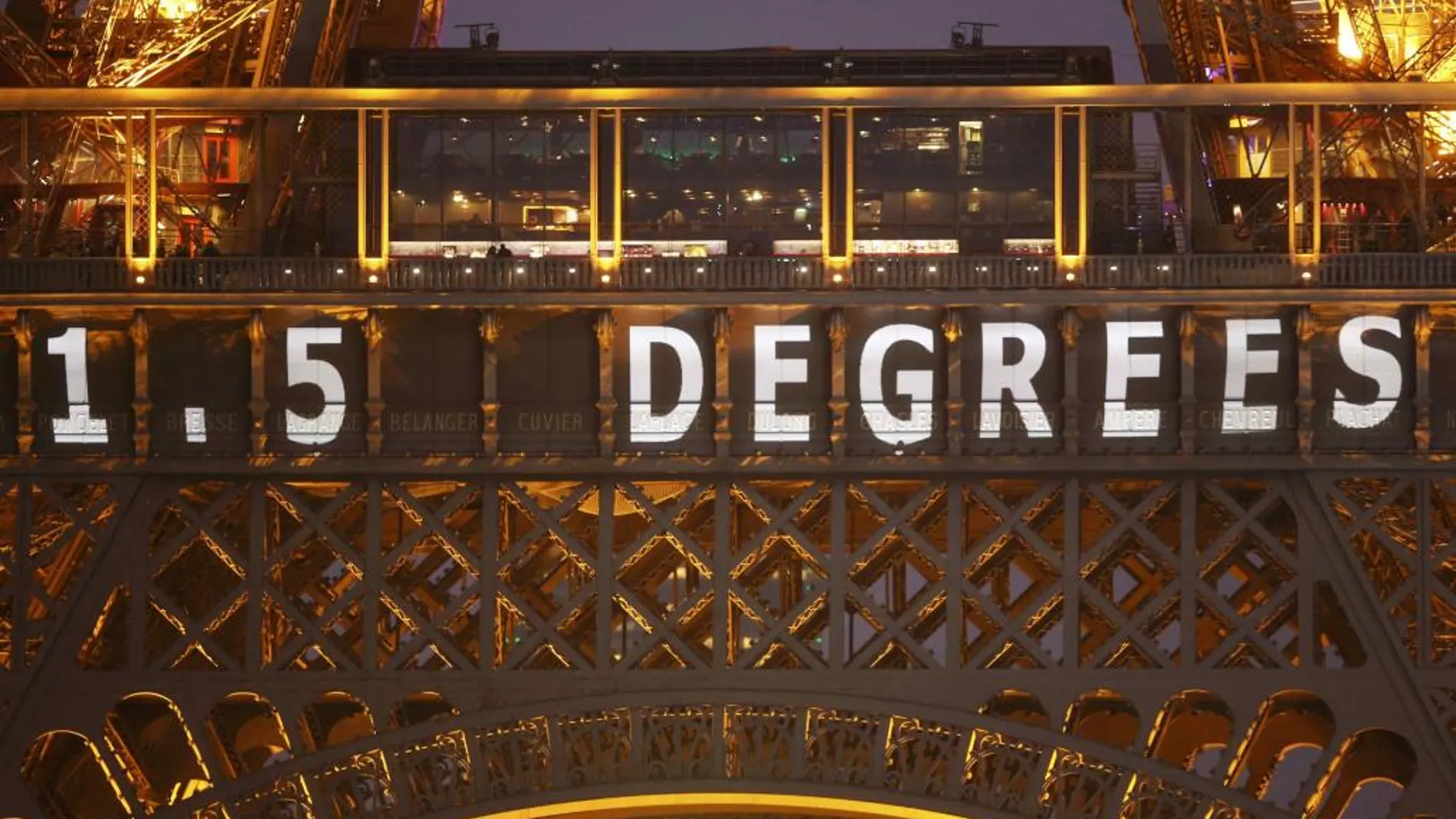 El eslogan 1,5 grados ha sido proyectado sobre la Torre Eiffel