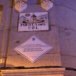 Placa instalada en el número 10 de la Puerta del Sol / Foto: Cristina Bejarano