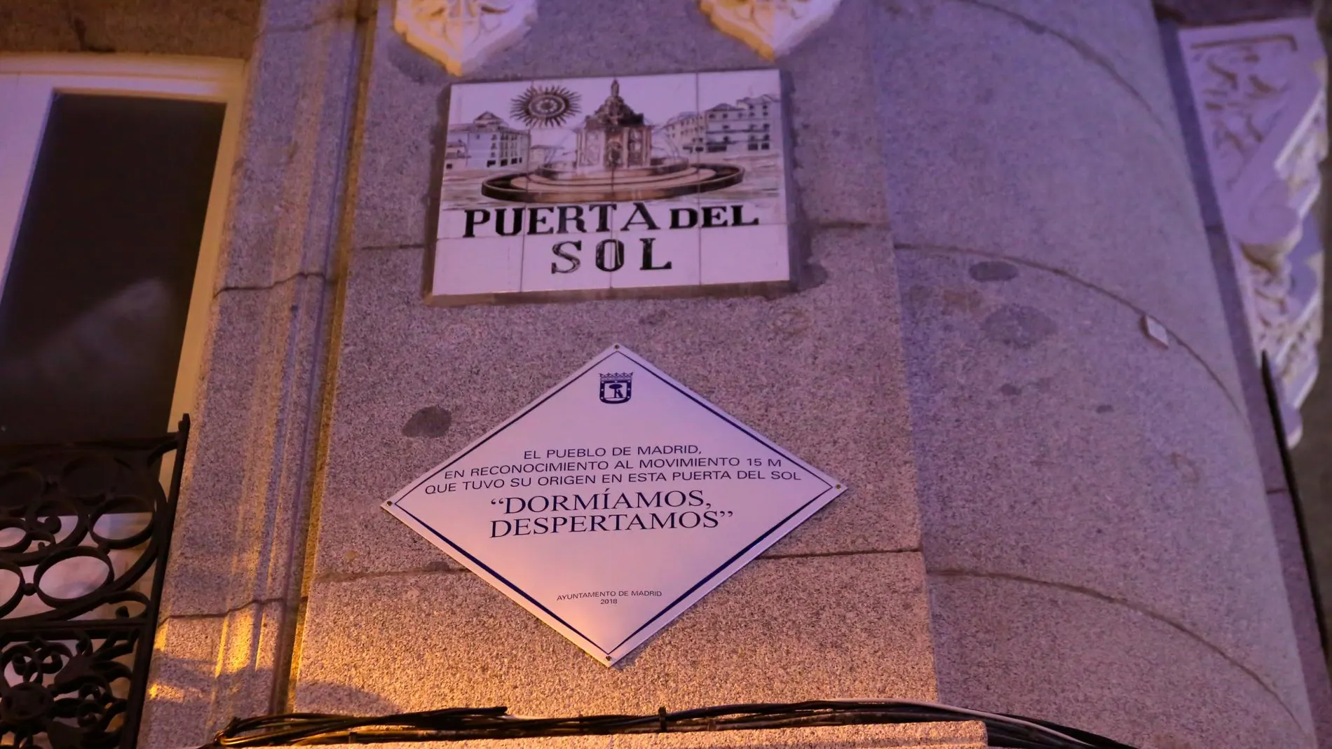 Placa instalada en el número 10 de la Puerta del Sol / Foto: Cristina Bejarano