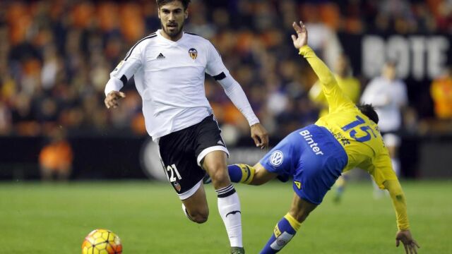 El centrocampista portugués del Valencia André Gomes (i) lucha el balón con Roque Mesa, de la UD Las Palmas