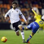 El centrocampista portugués del Valencia André Gomes (i) lucha el balón con Roque Mesa, de la UD Las Palmas