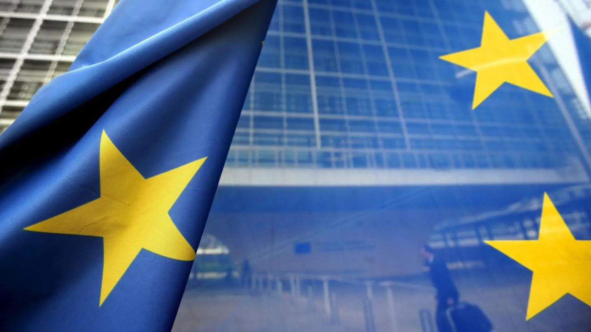 Imagen de archivo de una bandera en la sede de la Comisión Europea