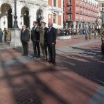 El alcalde Óscar Puente, junto al presidente de la Diputación provincial, Jesús Julio Carnero, y el general jefe de la Cuarta Subinspección General del Ejército y comandante militar de Valladolid y Palencia, José Rivas, durante el acto de homenaje a los Caídos del Ejército de Tierra en el marco del Congreso de Protocolo