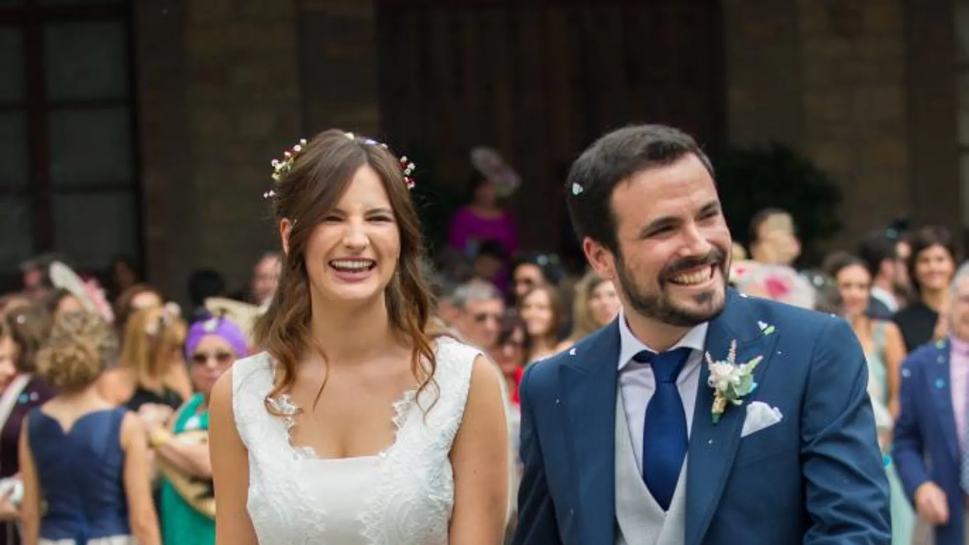 Alberto Garzón y su novia, Anna Ruiz, tras darse el "sí quiero"ante unos 205 invitados