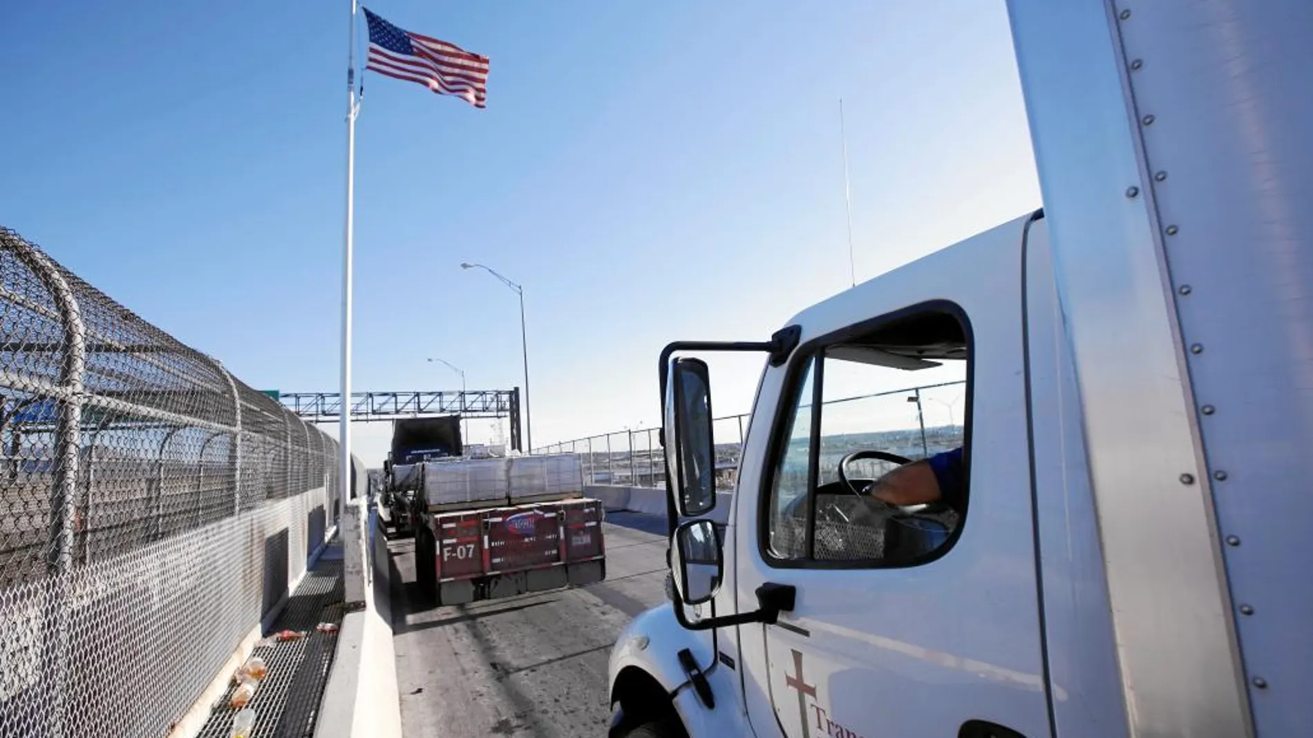 Un camión proveniente de México cruza el paso fronterizo rumbo a EE UU en Ciudad Juárez