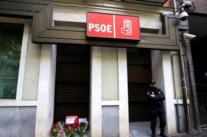 Militantes del PSOE depositaron ayer flores en la sede de Ferraz, tras manifestarse en contra de la abstención