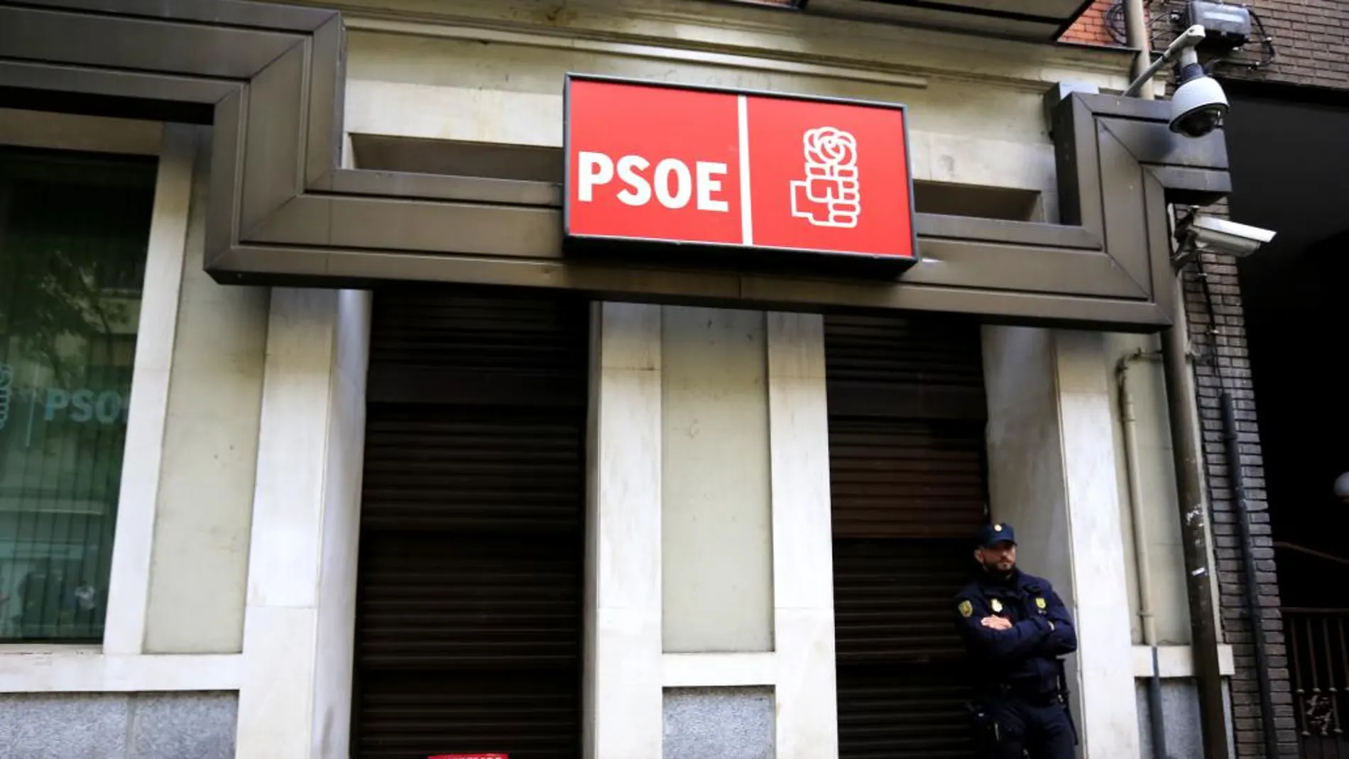 Militantes del PSOE depositaron ayer flores en la sede de Ferraz, tras manifestarse en contra de la abstención