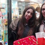 Las hermanas Noelia y Andrea, voluntarias de la Asociación Universitaria Antares, participan en la Campaña de Navidad