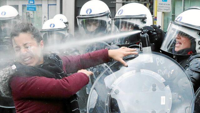 La Policía carga ayer contra los manifestantes en las protestas de los «chalecos amarillos» en Bruselas