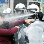 La Policía carga ayer contra los manifestantes en las protestas de los «chalecos amarillos» en Bruselas