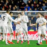 Varane, Casemiro, Reguilón y Nacho felicitan a Bale tras el gol que marcó al Levante / Efe