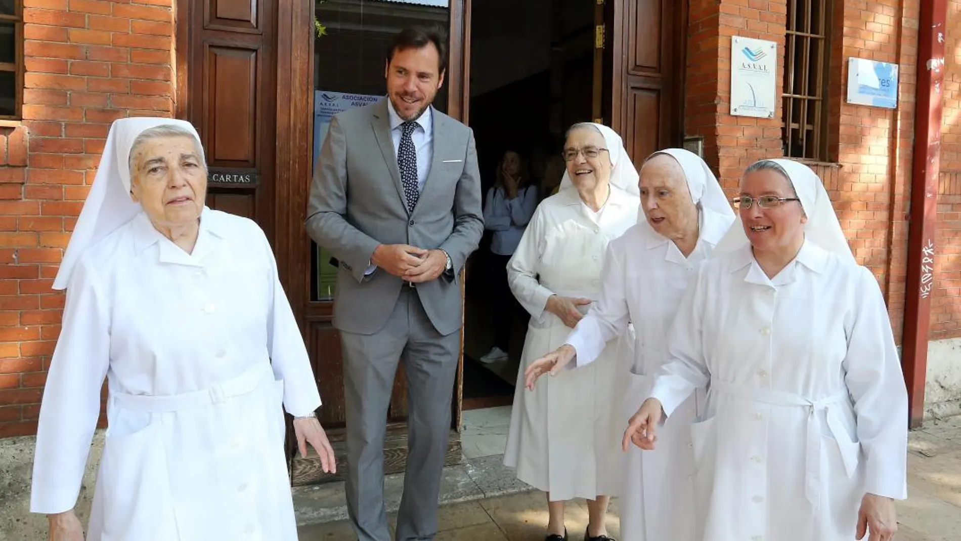 Óscar puente junto a las religiosas, a las puertas de la residencia