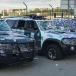 Imagen de tres de los vehículos de la Guardia Civil que fueron arrasados por la multitud la pasada semana en Barcelona.