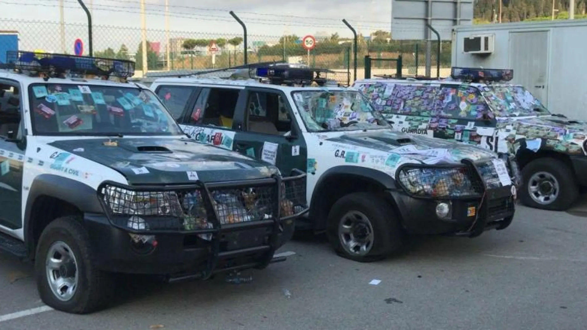 Imagen de tres de los vehículos de la Guardia Civil que fueron arrasados por la multitud la pasada semana en Barcelona.