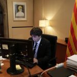 El presidente de la Generalitat, Carles Puigdemont, esta mañana en su despacho
