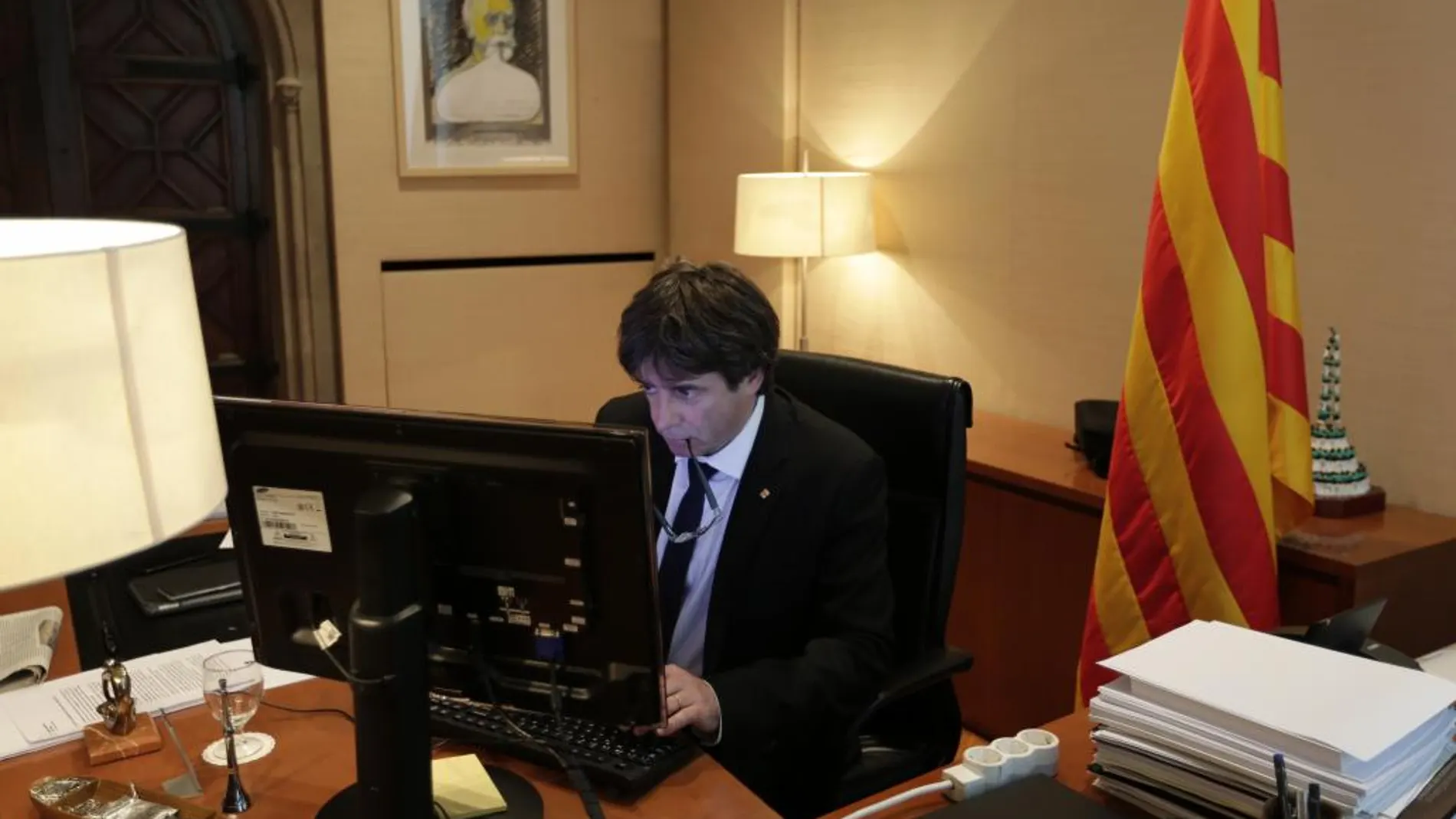 El presidente de la Generalitat, Carles Puigdemont, esta mañana en su despacho