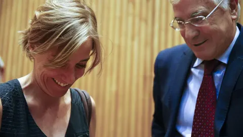 Tania Sánchez, junto al ex presidente de Castilla-La Mancha José María Barreda, ayer, en el Congreso