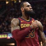 LeBron James durante un partido con los Cleveland Cavaliers / Reuters
