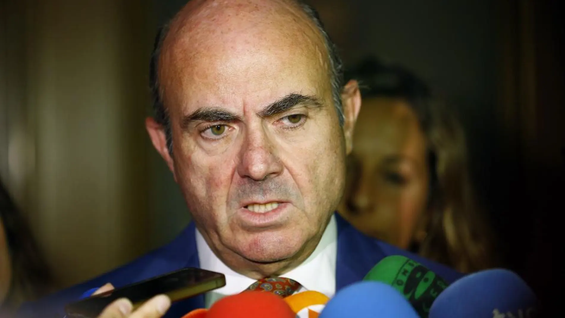 Luis de Guindos habla con los medios después de que la Comisión Europea haya descartado sancionar a España.