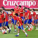 Los jugadores de la Selección se ejercitaron ayer en el Reino de León, que estuvo repleto de aficionados