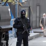 Agentes de policía turcos permanecen en guardia ante la discoteca "Reina"por las víctimas del atentado de Año Nuevo en Estambul, Turquía,el 2 de enero de 2017.