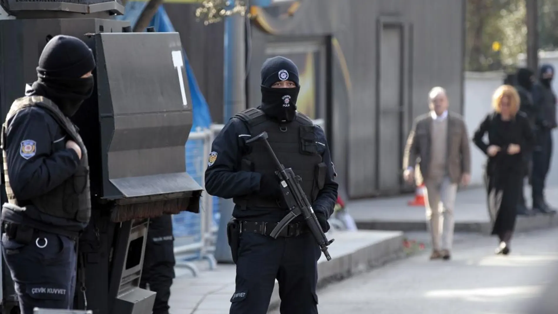 Agentes de policía turcos permanecen en guardia ante la discoteca "Reina"por las víctimas del atentado de Año Nuevo en Estambul, Turquía,el 2 de enero de 2017.