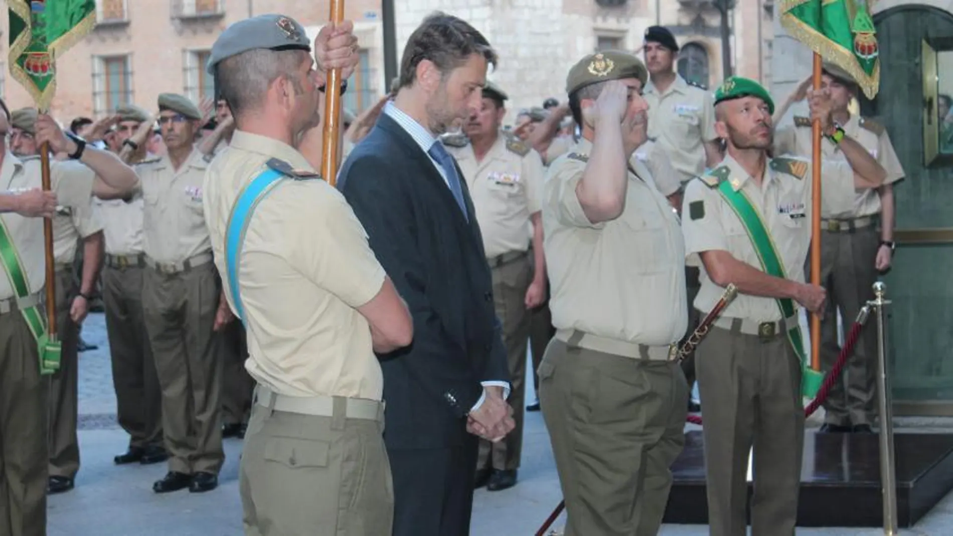 El general José Rivas y el presidente del Real Valladolid, Carlos Suárez, en el acto