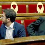 El vicepresidente Pere Aragonés y Torra,ayer, en la tensa sesión del Parlament / Efe