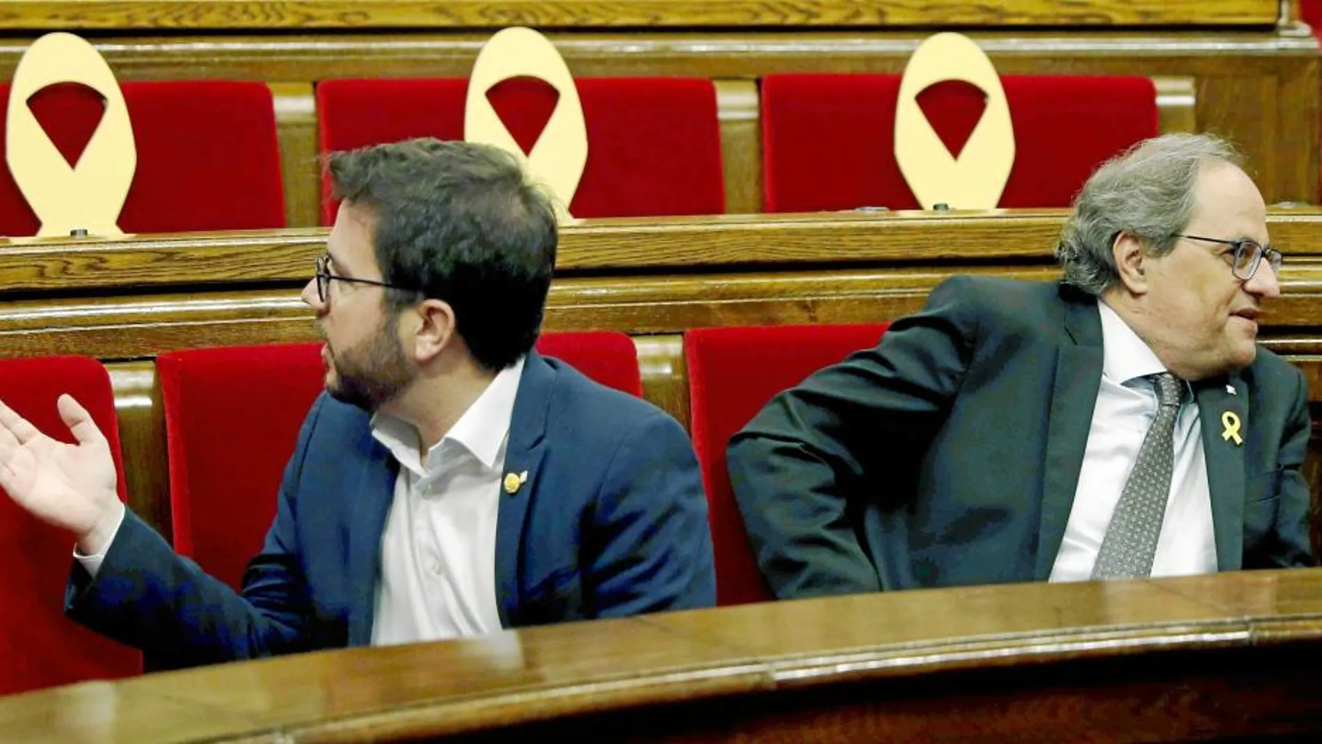 El vicepresidente Pere Aragonés y Torra,ayer, en la tensa sesión del Parlament / Efe